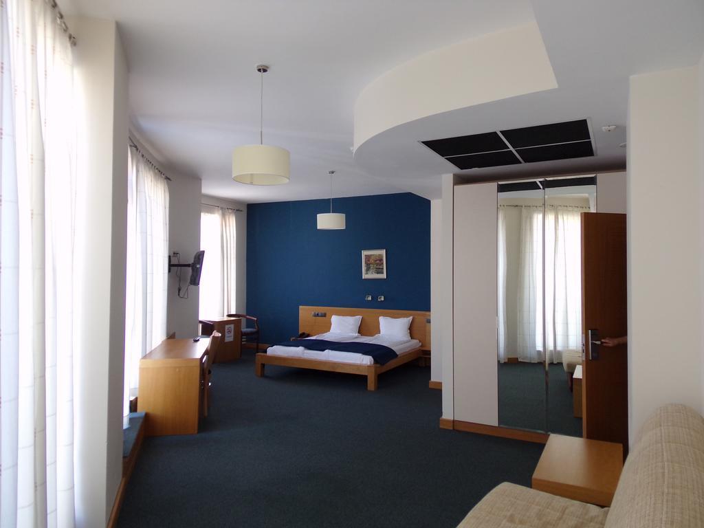 Universal Hotel Dupnica Zewnętrze zdjęcie