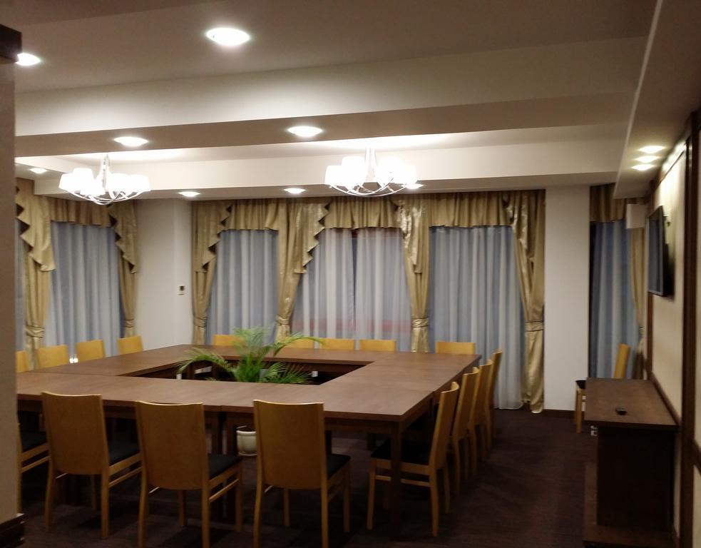 Universal Hotel Dupnica Zewnętrze zdjęcie